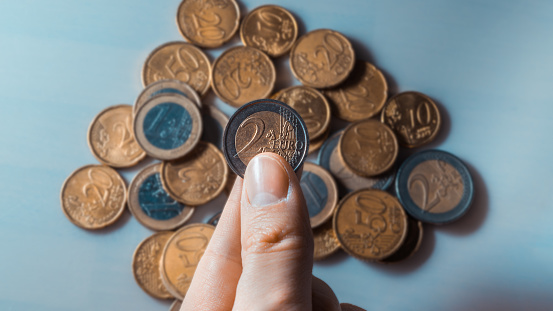 Gran abundancia de monedas en euros photo