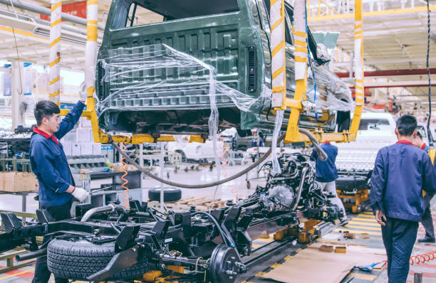 fábrica de automóviles de soldadura montaje línea - fábrica de coches fotografías e imágenes de stock