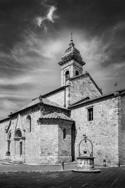 Collegiate Church of Saints Quirico and Giulitta in the municipality of San Quirico d'Orcia in Tuscany Collegiate Church of Saints Quirico and Giulitta in the municipality of San Quirico d'Orcia in Tuscany cielo minaccioso stock pictures, royalty-free photos & images
