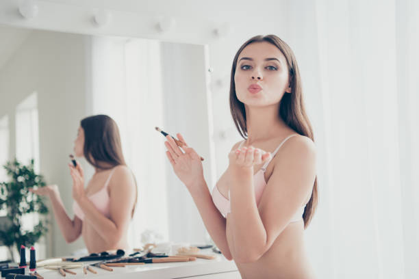 porträt der gut aussehende perfekt schöne liebenswerte wunderschöne locken - mirror women kissing human face stock-fotos und bilder