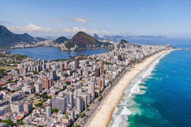 rio de janeiro, brazylia, widok z lotu ptaka na plażę ipanema i lagoa latem, w ciągu dnia - brazil lagoa water sea zdjęcia i obrazy z banku zdjęć