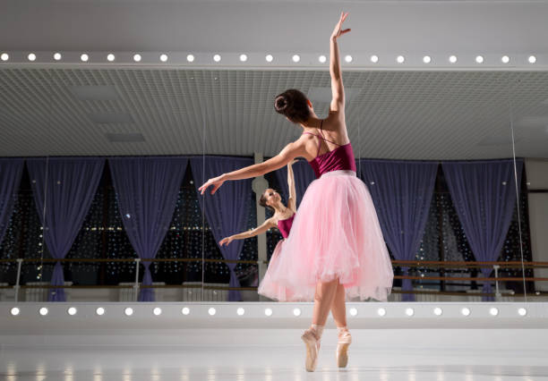 bailarina en la sala de entrenamiento - ballet dress studio shot costume fotografías e imágenes de stock