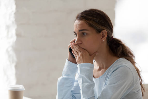 miedo a mujer sorprendida hablando por teléfono, recibir malas noticias - businesswoman frustration rudeness business fotografías e imágenes de stock