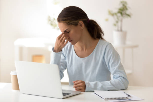 mujer molesta sentirse cansado después de muchas horas trabajo informático - businesswoman frustration rudeness business fotografías e imágenes de stock