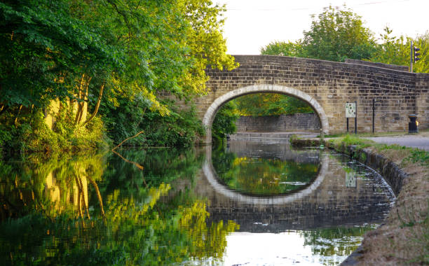 ponte de pedra sobre o canal - merseyside - fotografias e filmes do acervo