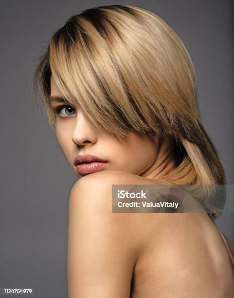 encerrar Mujer joven Pizza Blone Mujer Con Un Pelo Corto De La Franja Mujer Rubia Foto de stock y más banco de imágenes de Pelo - iStock encerrar Mujer joven Pizza Blone Mujer Con Un Pelo Corto De La Franja Mujer Rubia Foto de stock y más banco de imágenes de Pelo - iStock