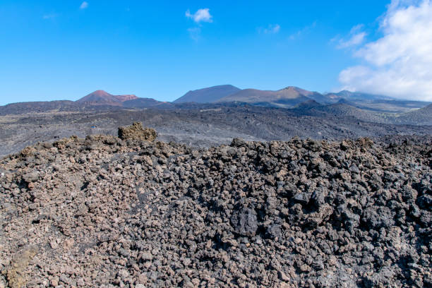 bordo del campo di lava vulcanica con vulcano teneguia sullo sfondo isola di la palma, canarie, spagna - la fuencaliente foto e immagini stock