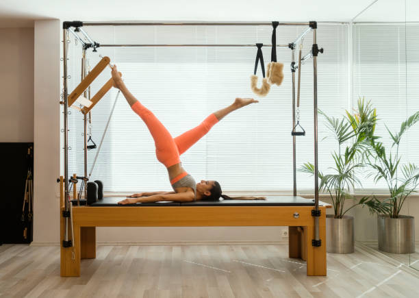 개혁 피트 니스 운동에 젊은 여자 - pilates machine 뉴스 사진 이미지