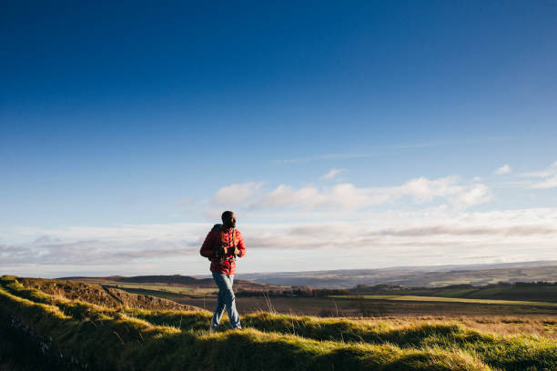 solo hiker - black blue imagens e fotografias de stock