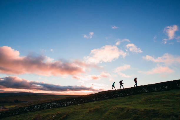 freunde zu fuß entlang der hadrianswall - the bigger picture englische redewendung stock-fotos und bilder