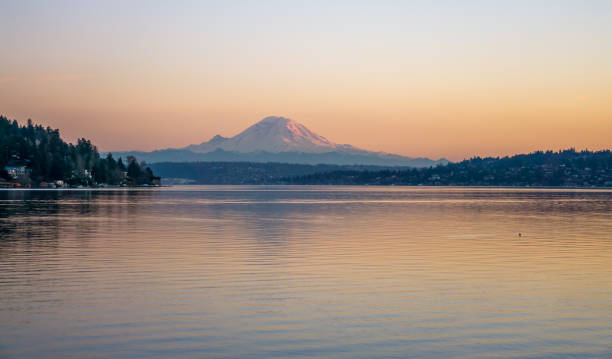 szczyt o zachodzie słońca - lake washington zdjęcia i obrazy z banku zdjęć