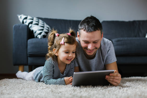 família feliz com tablet - digital tablet family father offspring - fotografias e filmes do acervo