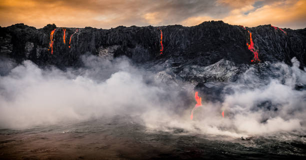 溶岩の滝 - volcano exploding smoke erupting ストックフォトと画像