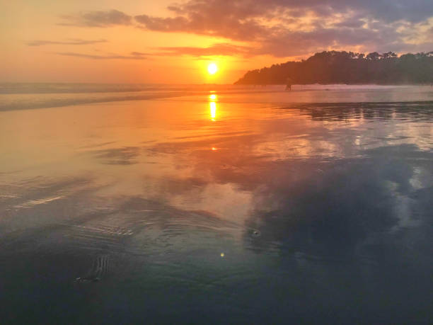 puesta de sol en costa rica - pacific ocean tourist resort day reflection fotografías e imágenes de stock