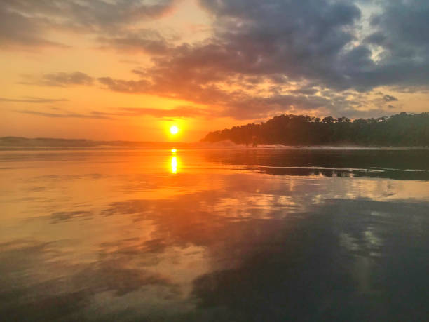 coucher de soleil au costa rica - pacific ocean tourist resort day reflection photos et images de collection