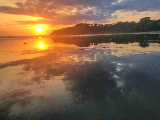 coucher de soleil au costa rica - pacific ocean tourist resort day reflection photos et images de collection