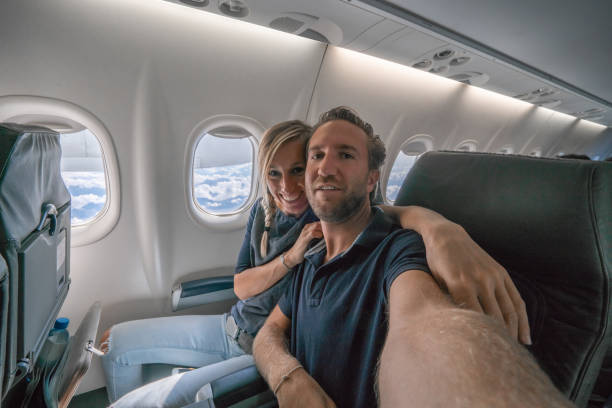 휴가에가 서 흥분 하는 비행 셀 카 초상화에 젊은 부부 - honeymoon airplane window travel 뉴스 사진 이미지