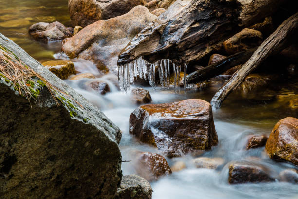 ダウン ストリームでの冬 - yosemite national park winter waterfall california ストックフォトと画像