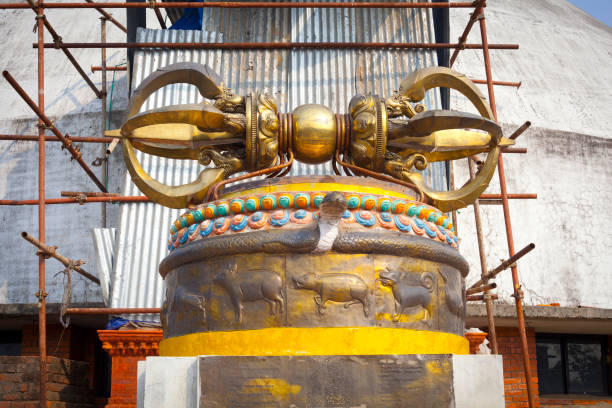artefacto de vajra-dorje (símbolo budista) budistas de katmandú, nepal. - lamaism fotografías e imágenes de stock