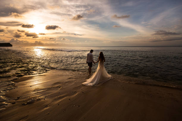해변에서 바다에가 서 신혼 부부 - wedding beach honeymoon bride 뉴스 사진 이미지
