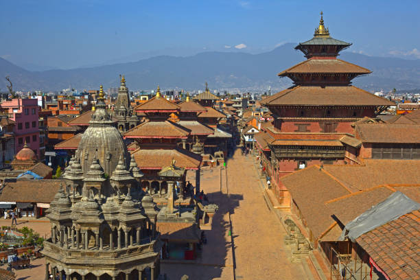 kathmandu cityscape antike gebäude in blauen himmel in patan - katmandu stock-fotos und bilder