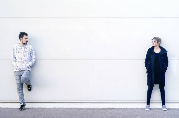 giovane uomo e donna che si guardano - distante foto e immagini stock