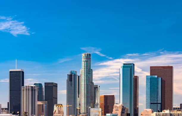 skyline von los angeles - city of los angeles los angeles county southern california san gabriel mountains stock-fotos und bilder