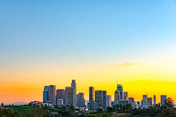 panoramę los angeles po zachodzie słońca - city of los angeles city life cityscape night zdjęcia i obrazy z banku zdjęć