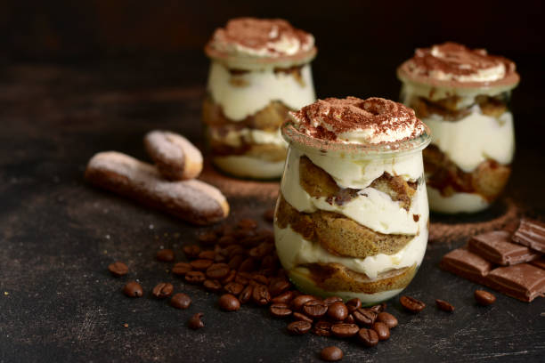 tradycyjny włoski deser tiramisu z sosem czekoladowym - tiramisu dessert italian culture mascarpone cheese zdjęcia i obrazy z banku zdjęć