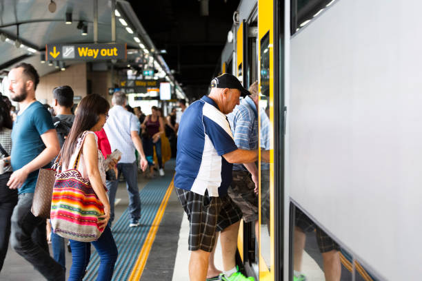 train d’embarquement de senior homme, fond avec espace copie - train railroad station platform railroad station vehicle door photos et images de collection