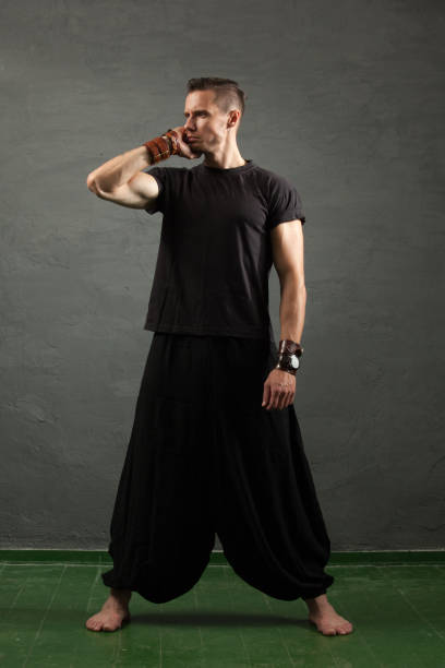 35 세 남성 댄서의 스튜디오 초상화 - 세리아 뉴스 사진 이미지