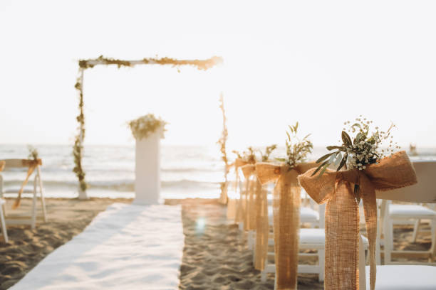 arco de hermosa boda en la playa - boda playa fotografías e imágenes de stock