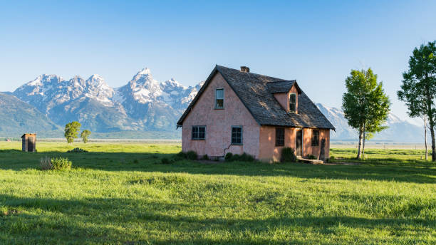 stary dom z górami tetons w tle - teton valley zdjęcia i obrazy z banku zdjęć