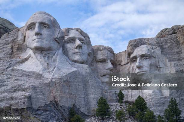 Closeup Del Monte Rushmore Foto de stock y más banco de imágenes de Monumento - Monumento, Cultura estadounidense, EE.UU.