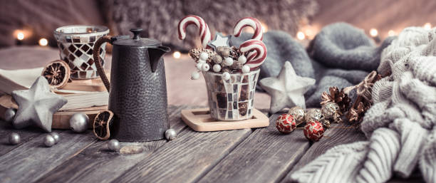 komfort domowy, szczegóły świątecznego wnętrza na drewnianym stole - poinsettia christmas candle table zdjęcia i obrazy z banku zdjęć