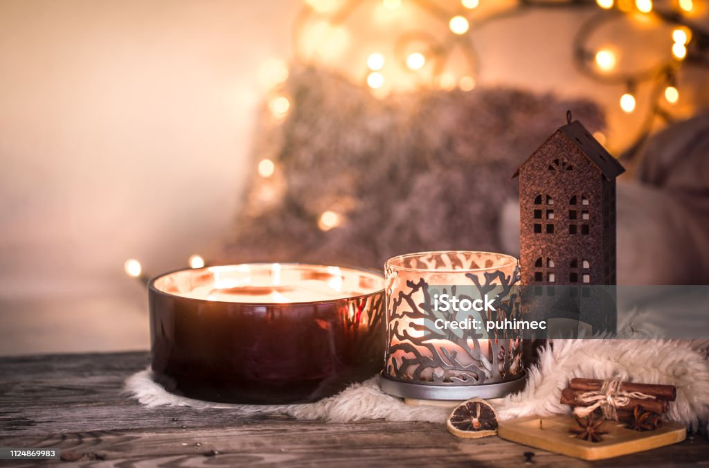 Home stilleven in het interieur met mooie kaarsen, op de achtergrond van een gezellige Home decor - Royalty-free Herfst Stockfoto