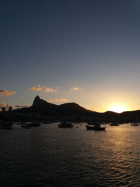 zachód słońca w zatoce botafogo rio de janeiro brazylia - brazil silhouette sunset guanabara bay zdjęcia i obrazy z banku zdjęć