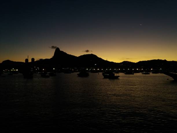 zachód słońca w zatoce botafogo rio de janeiro brazylia - brazil silhouette sunset guanabara bay zdjęcia i obrazy z banku zdjęć