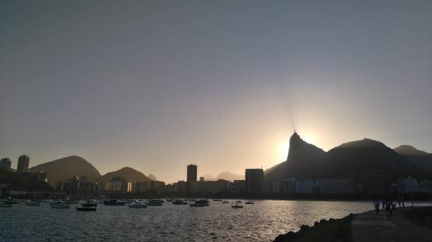 zachód słońca w zatoce botafogo rio de janeiro brazylia - brazil silhouette sunset guanabara bay zdjęcia i obrazy z banku zdjęć