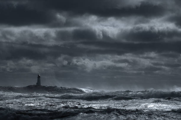 phare de tempête noire - turbulence photos et images de collection