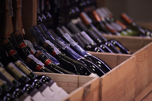variedad de vinos en cajas en tienda por menor photo