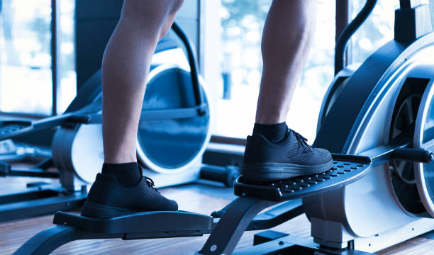 working out on a stair stepper in a gym - single step imagens e fotografias de stock