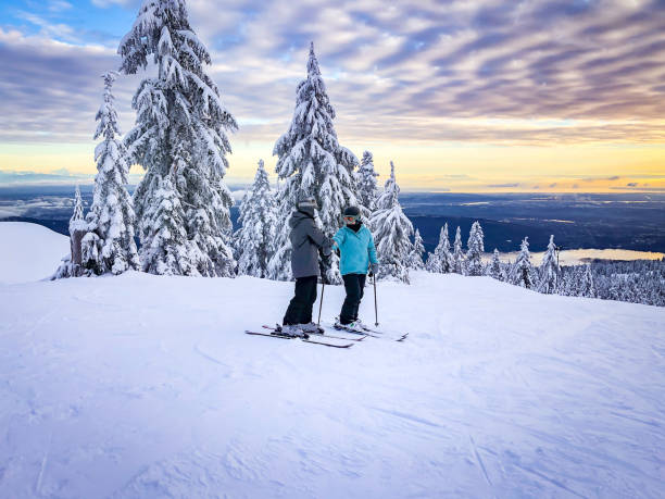 Skifahrer am Anfang der Piste, Blick auf den Sonnenuntergang der Stadt – Foto