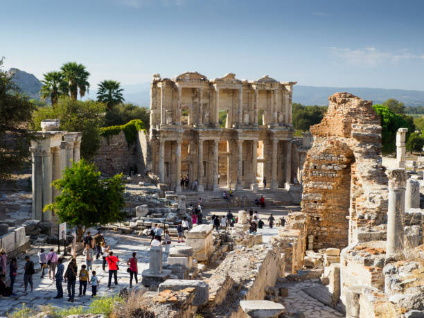 turisti che visitano le rovine celsius library della città antica, efeso, turchia - celsius library foto e immagini stock