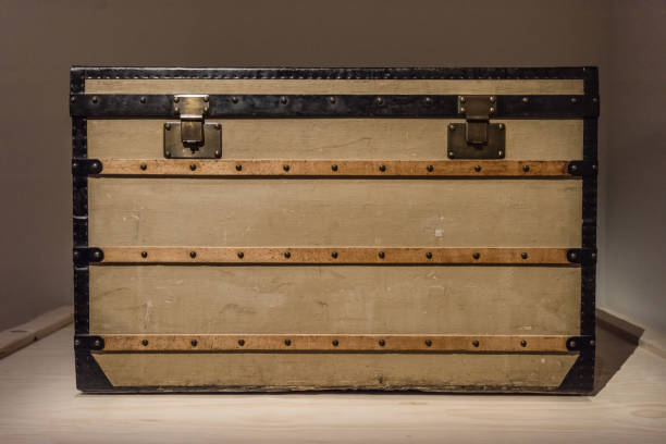 アンティークな木製の箱 - trunk luggage old fashioned retro revival ストックフォトと画像