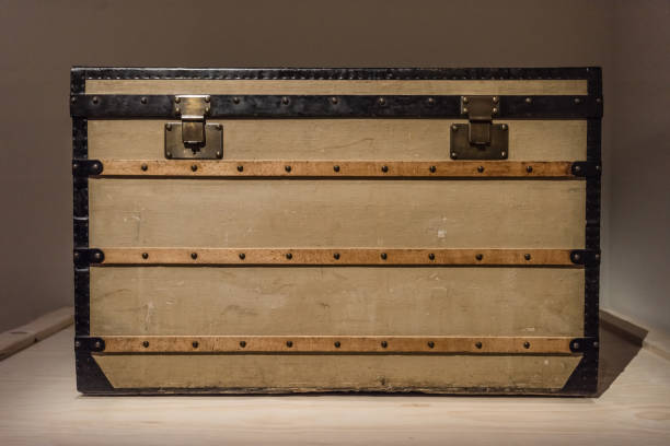 antique wooden chest - trunk luggage old fashioned retro revival imagens e fotografias de stock