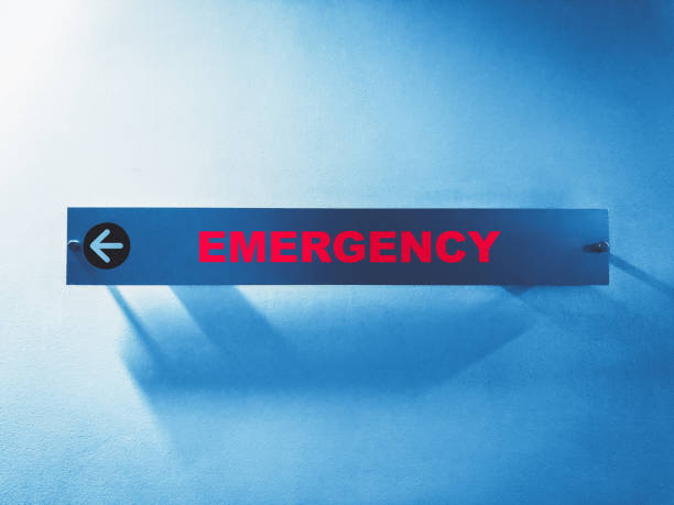 notfall-signage in einem krankenhaus - emergency room accident hospital emergency sign stock-fotos und bilder