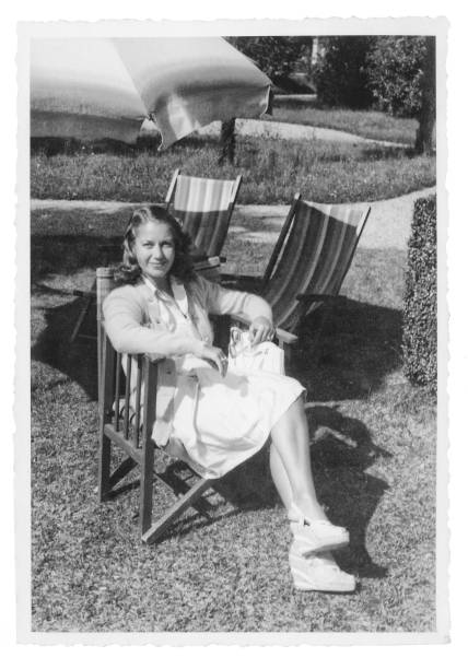mujer joven en parque público, 1941 - 1940 fotografías e imágenes de stock
