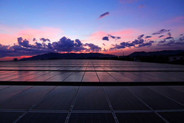 太�陽光発電太陽光発電屋上日の出の美しい空 - polycrystalline ストックフォトと画像
