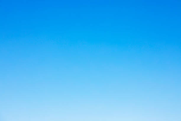 sfondo cielo blu chiaro e spazio vuoto per il tuo design, nessuna nuvola - against a blue sky foto e immagini stock